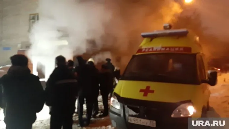 Трех человек доставили в больницу с ожогами