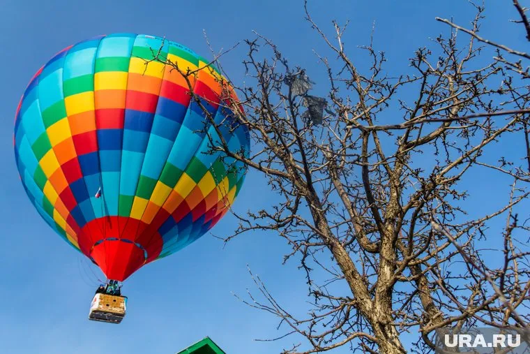 Мужчина покинул аэростат с парашютом за спиной