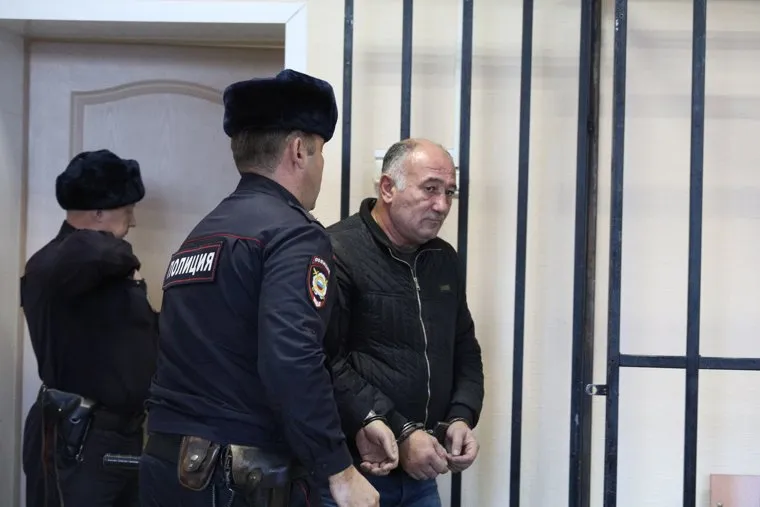 Выбор меры пресечения фигурантам по делу о взятке бывшему вице-губернатору Ванюкову. Курган, конвой, бабаян авак