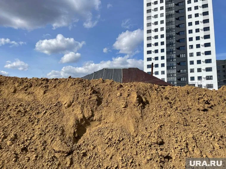 В Кургане дом на берегу Тобола замуровали горой глины