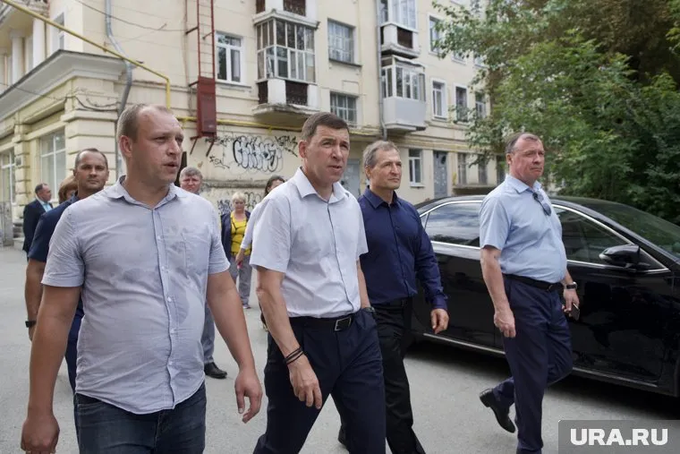 Чтобы добиться публичной поддержки от губернатора, городские власти на объезде познакомили его с квартальным Константином Гущиным (слева)