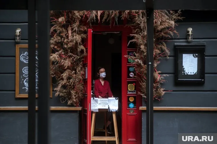 Ученый заявил, что первая волна заражения еще не закончилась