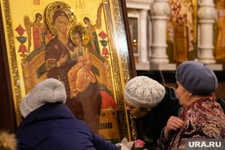 Вирус COVID-2019 может жить на иконе несколько дней