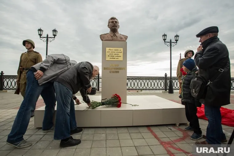 В 2008 году Иосиф Сталин побеждал в ТВ-проекте "Имя России". В последний момент советского вождя обошел Александр Невский. На фото - бюст Сталина в Сургуте, установленный в прошлом году