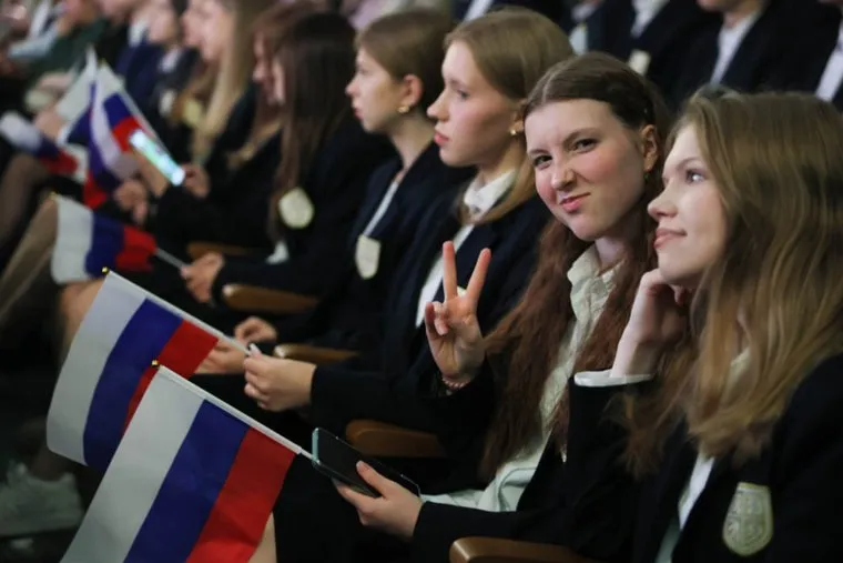 Россия. Екатеринбург. Торжественная линейка, посвященная Дню знаний (1 сентября) в Губернаторском лицее.