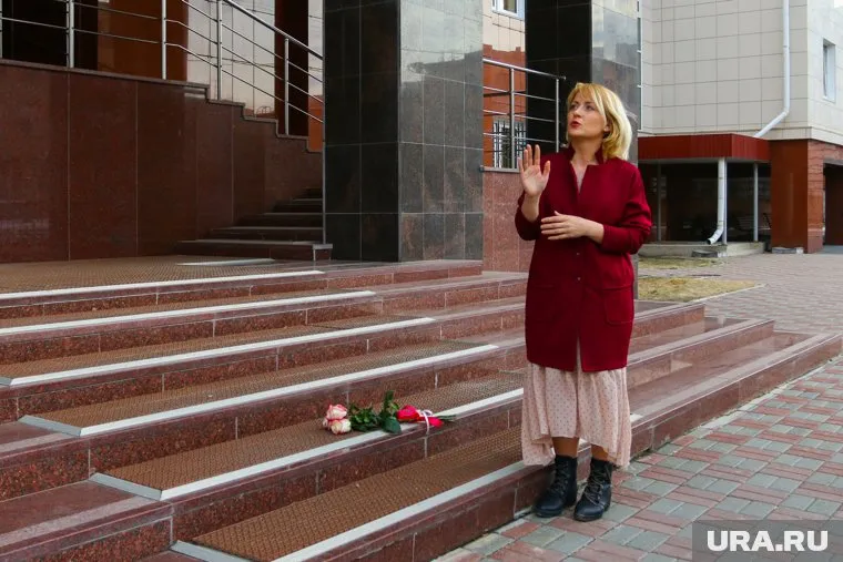 Чудновец возложила цветы у здания Курганского областного суда