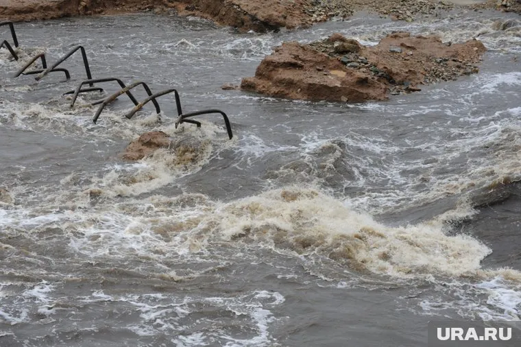 В Алтайском крае затопило дорогу близлежащего села от прорыва дамбы