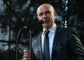 Чуть не стал бандитом, родил тайную дочь и ушел в ЗОЖ: Сергею Мазаеву — 66