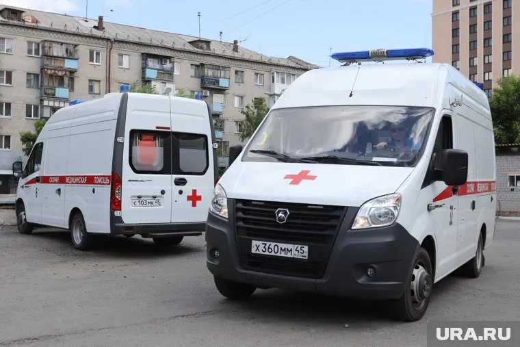 Врачи помогают пострадавшим и проводят госпитализацию