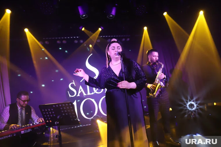 Флора Бичахчян активно участвует в различных песенных конкурсах и регулярно выступает в Екатеринбурге