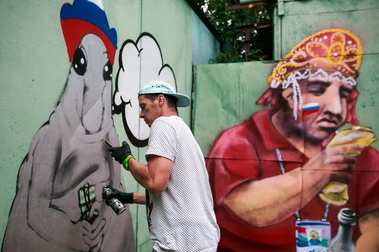 Граффити художника Алекса 214арт с изображением болельщиков, ставших мемом на матче Россия-Испания. Москва