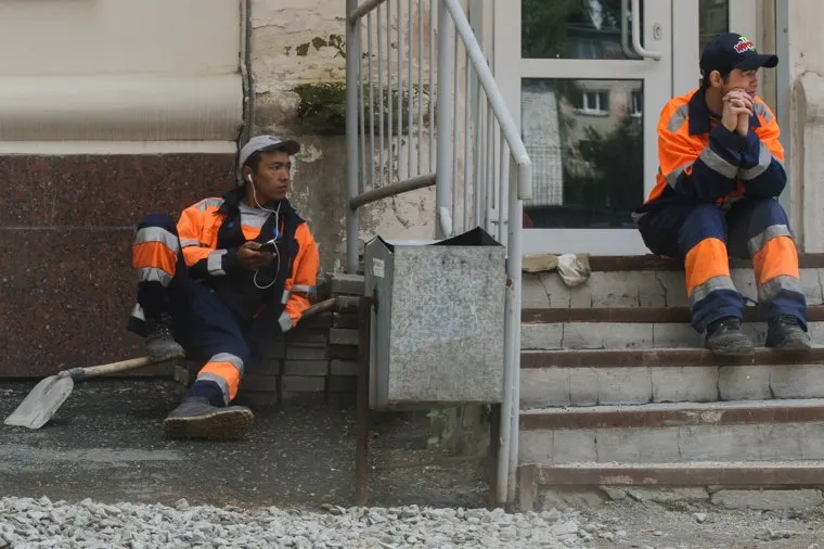 Надписи на криминальную тему на стенах и другие снимки Екатеринбурга