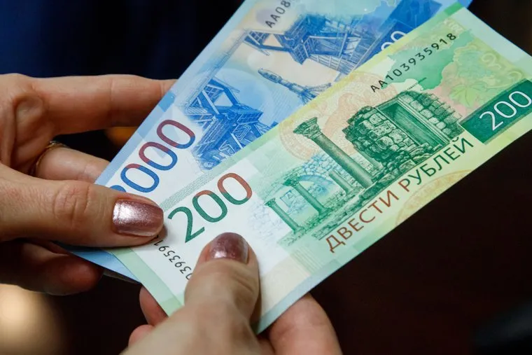 Презентация новых денежных банкнот номиналом 200 и 2000 рублей. Екатеринбург, новые деньги, банкноты, рубли, 200 рублей, 2000 рублей
