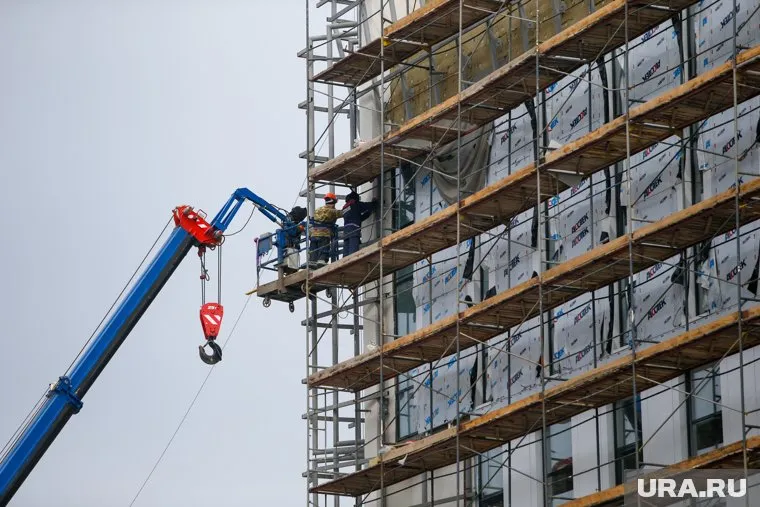 Строительные леса обрушились на машины