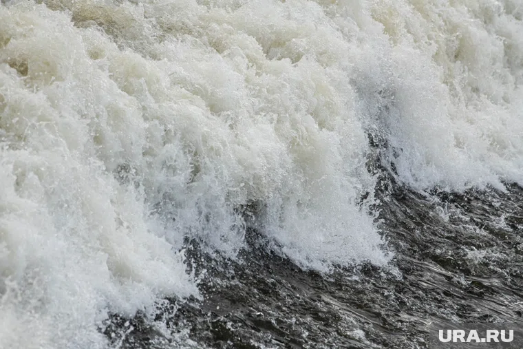 19 россиян сутки ждут помощи на затопленном  мосту во Вьетнаме