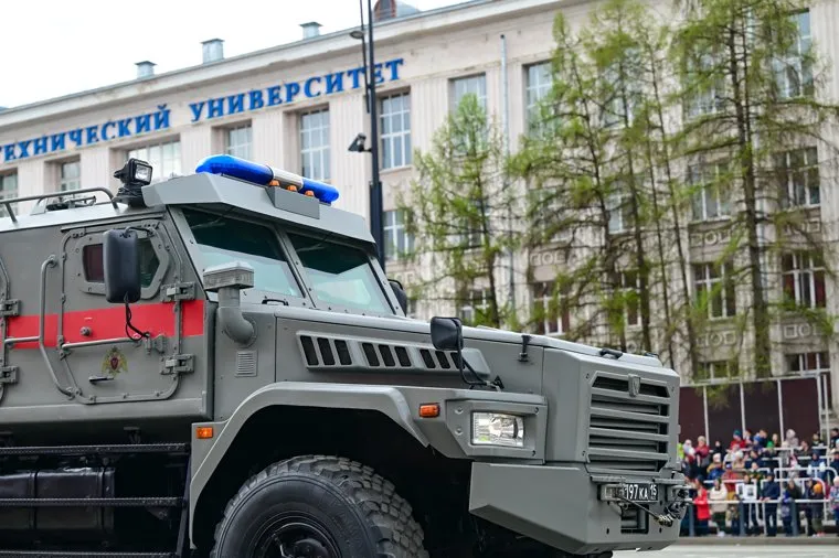 Торжественное прохождение войск Пермского гарнизона и военной техники на Октябрьской площади. Пермь