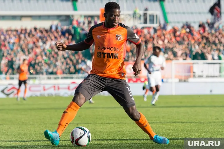 Чисамба Лунгу дарил женщинам цветы и клубную атрибутику