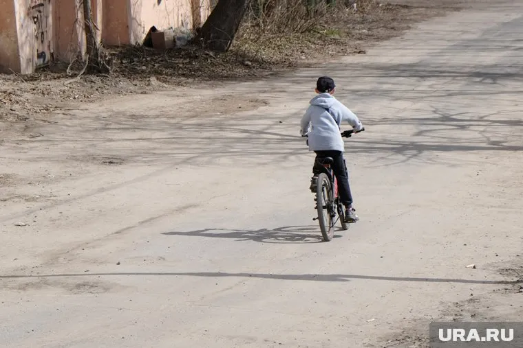 Ребенок катался на велосипеде и находился в гостях у родственников, когда на него упал провод электропередач