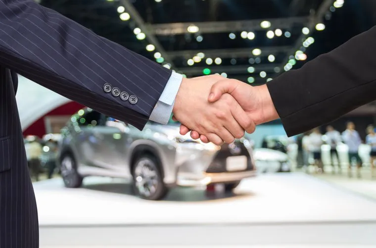 автосалон, противостояние россия и сша, агрессия, злость, ругань, бунт, рукопожатие, автосалон, автомобили, машины, транспортное средство, покупка авто, выбор авто