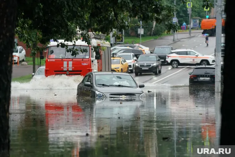Машины буквально «плывут» по улицам, сообщили очевидцы