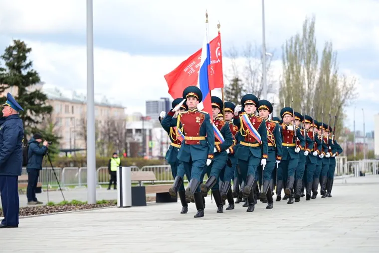 Церемония возложения цветов к монументу «Героям фронта и тыла» в центральном квартале городской эспланады. Пермь