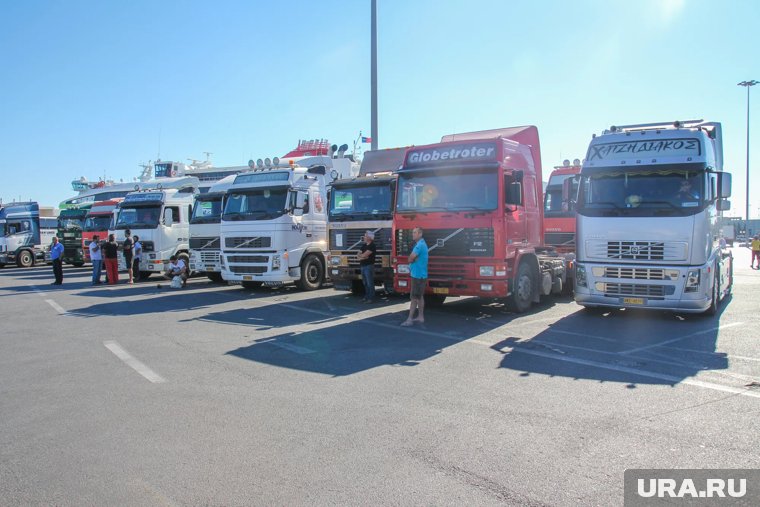 На границе РФ и Казахстана образовались многокилометровые очереди из грузовиков