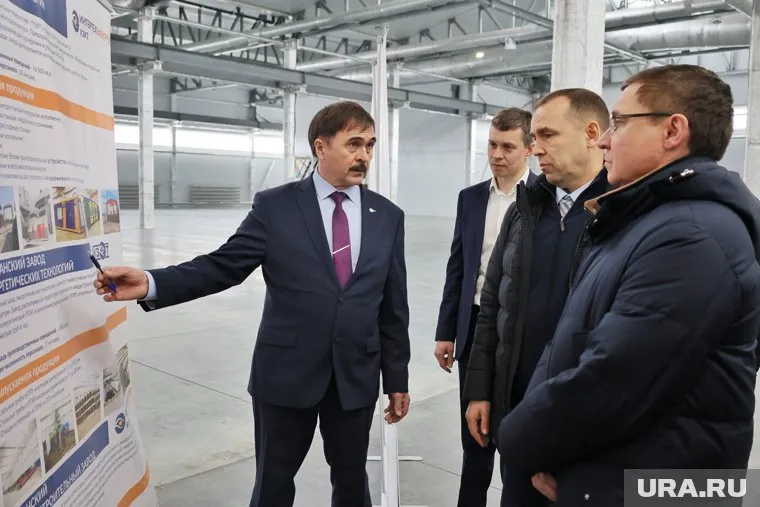 Владимир Якушев (справа) поручил заменять европейских поставщиков на российских