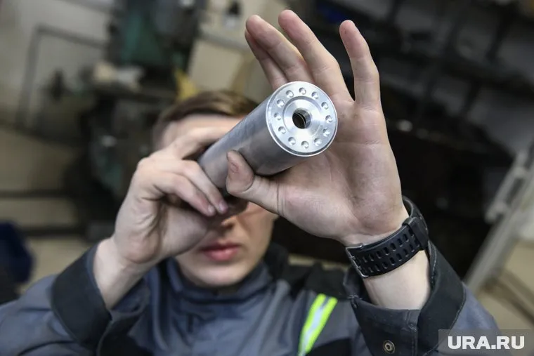 Дульный тормоз-компенсатор снижает уровень шума и выполняет функции пламегасителя при стрельбе