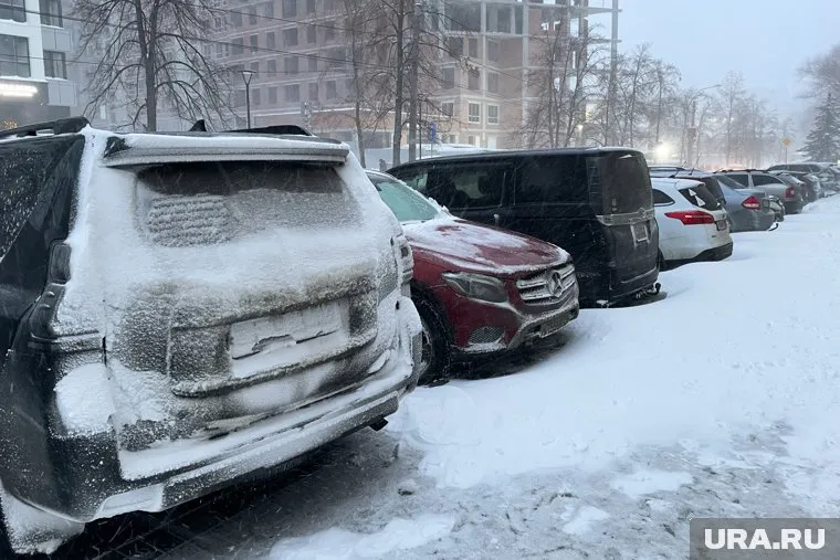 По мнению мэрии, автомобили мешают уборке снега