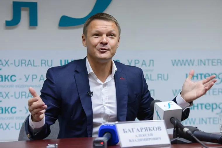 Презентация книги Алексея Багарякова в Интерфаксе. Екатеринбург, багаряков алексей, разводит руками