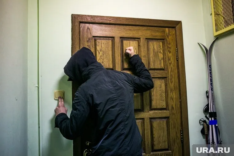 Мужчина тайком пробрался в чужую квартиру и напал на спящую девушку (архивное фото)