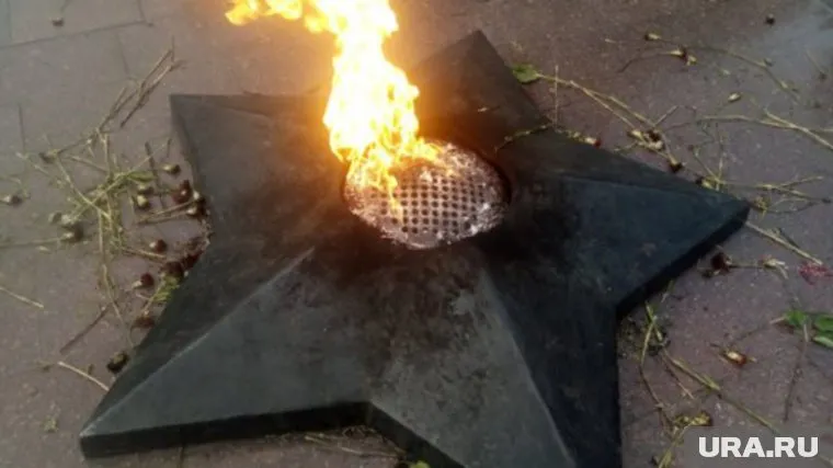 Горелка обуглена, на ней жгли венки