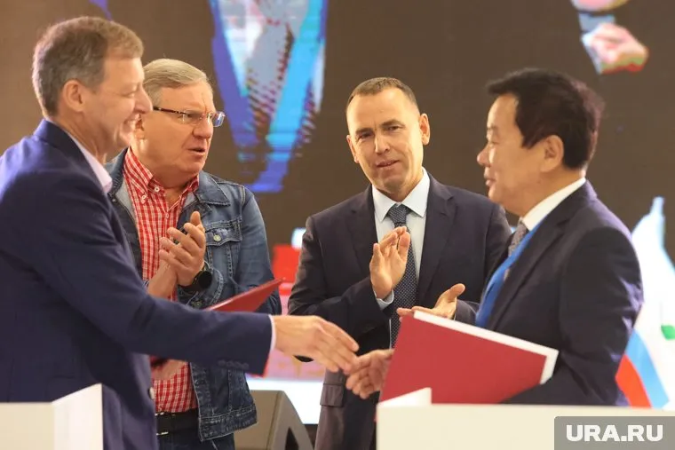Подписание стало возможным благодаря слаженной работе власти и бизнеса, отметил Алексей Бобров (второй слева)