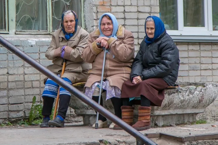 Разное. Курган, старушки, пенсионерки, бабушки на скамейке