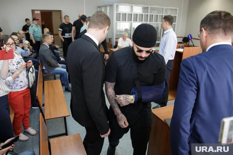 Доказательств словам музыканта нет, но ранее сам пострадавший также сообщал, что ему предлагали мировую