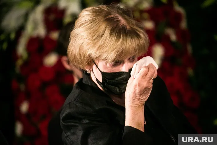 Супруга Меньшова не смогла сдержать слез