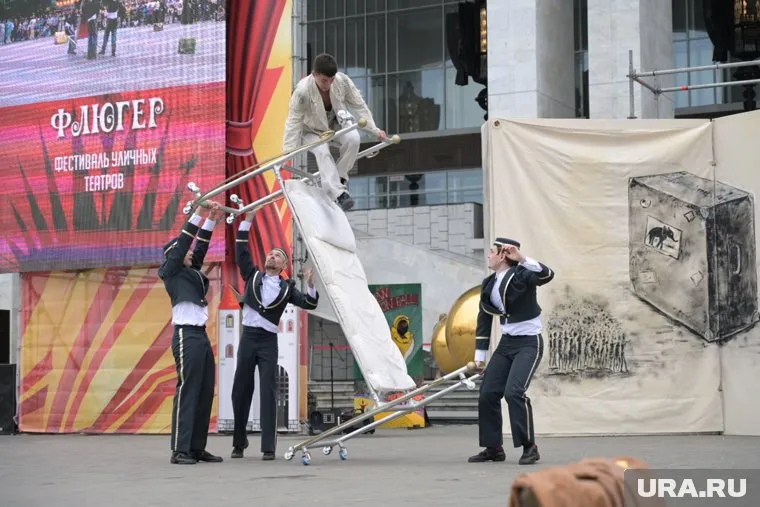 Фестиваль уличных театров «Флюгер» проходит 9-10 августа у Театра-Театра