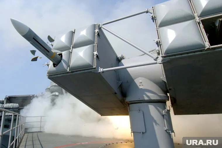 США уничтожили ракету хуситов, которая угрожала кораблям в Красном море