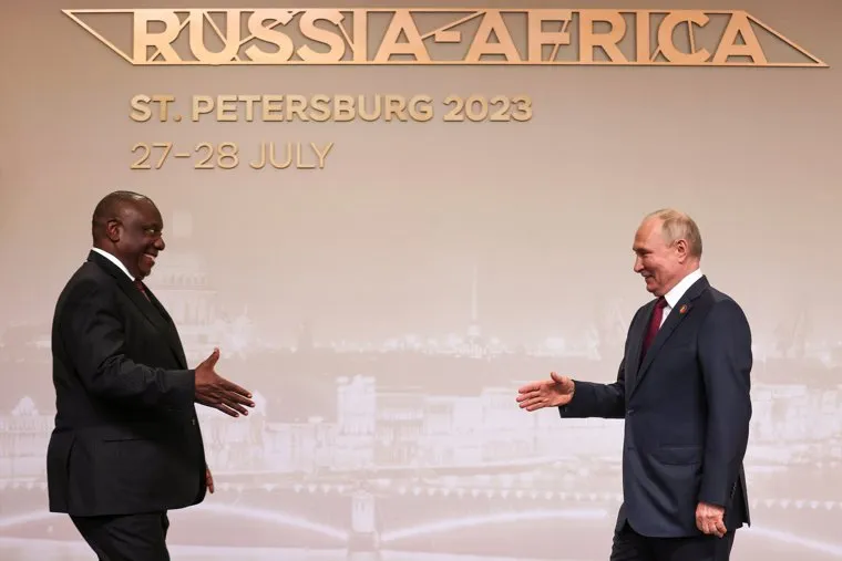 Президент России Владимир Путин на приветственном рукопожатии с лидерами саммита "Россия-Африка". Санкт-Петербург