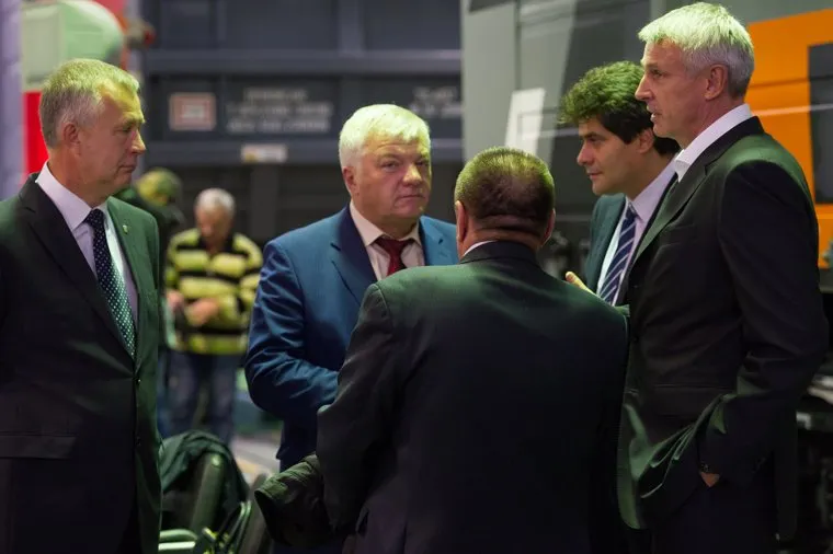 Сдача десятитысячного универсального вагона Уралвагонзавода. Нижний Тагил, носов сергей, высокинский александр, рощупкин владимир, ершов михаил