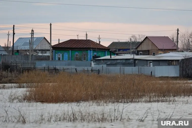 Вода добралась до домов жителей Кургана и приближается к критической отметке