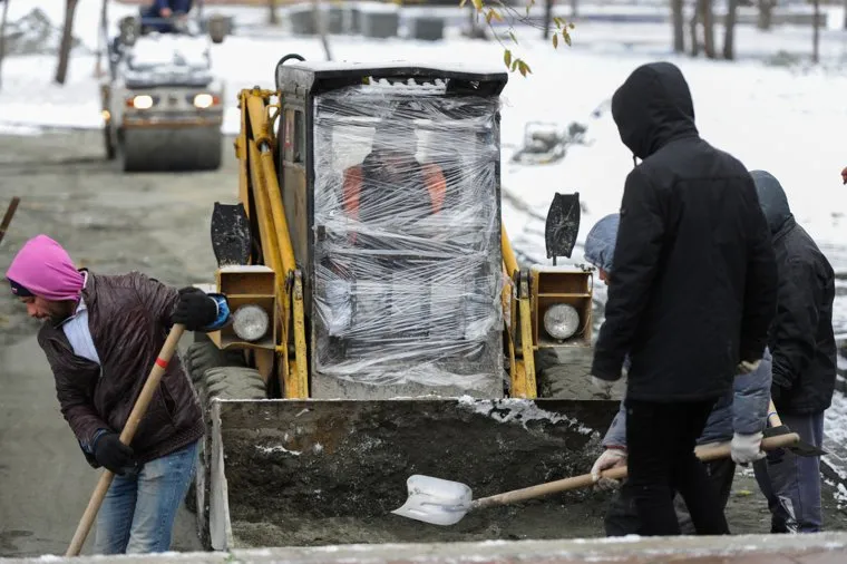 Объезд городских территорий Борисом Дубровским. Челябинск, лобовое стекло, благоустройство сквера на алом поле