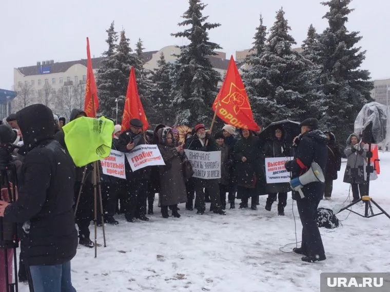 Пенсионеры вышли к зданию городской администрации