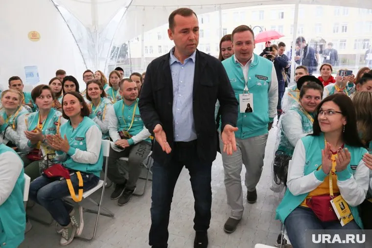 Молодые курганцы встречали Шумкова аплодисментами