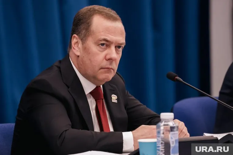 Медведев заявил, что ситуация у Украины по набору контрактников выглядит принципиально иначе, чем у России