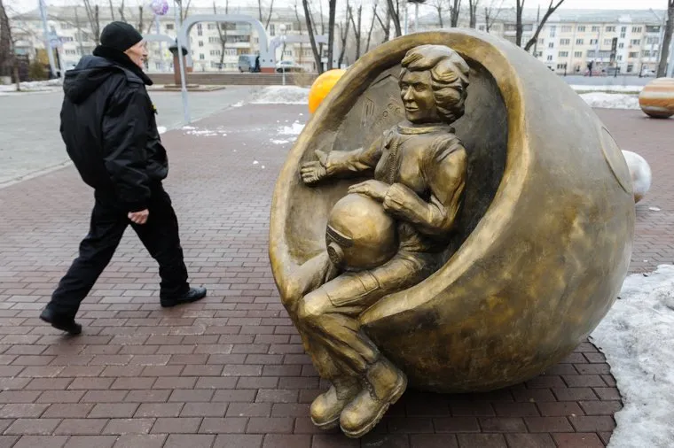 Памятник Валентине Терешковой в детском парке. Челябинск