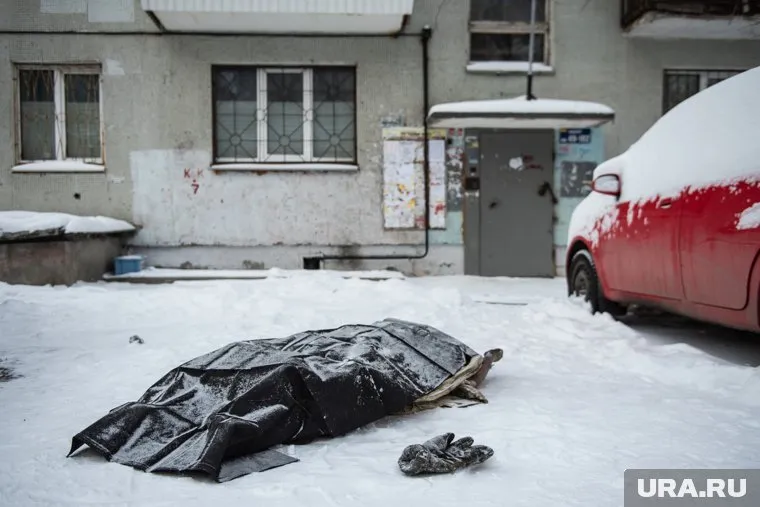 Труп убийцы спрятали в снегу