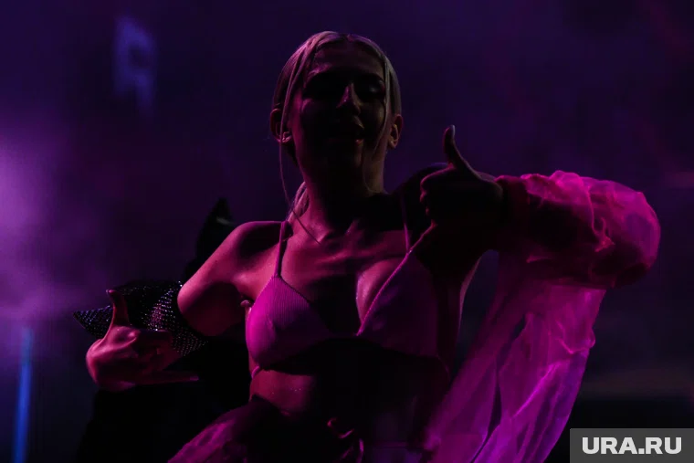 Артисты ушли из коллектива после конфликта с директором Булановой, указано в материале