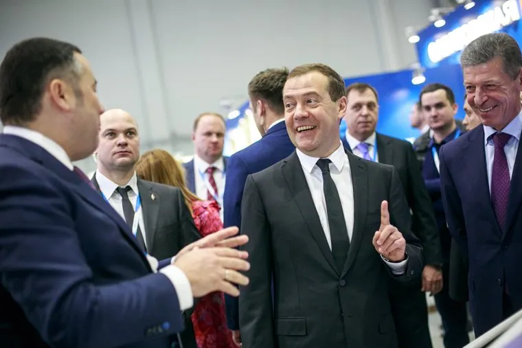 Российский инвестиционный форум 2017. День первый. Сочи, медведев дмитрий, палец вверх