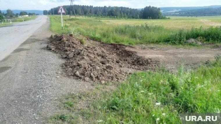 Местные жители собираются нанять трактор и засыпать появившиеся канавы
